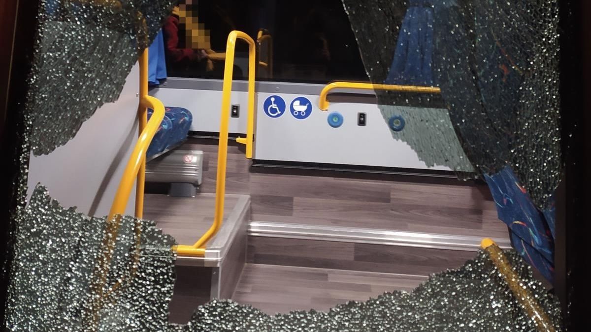 Útok na autobus s cestujícími na Náchodsku, díry ve skle ukazují na střelbu